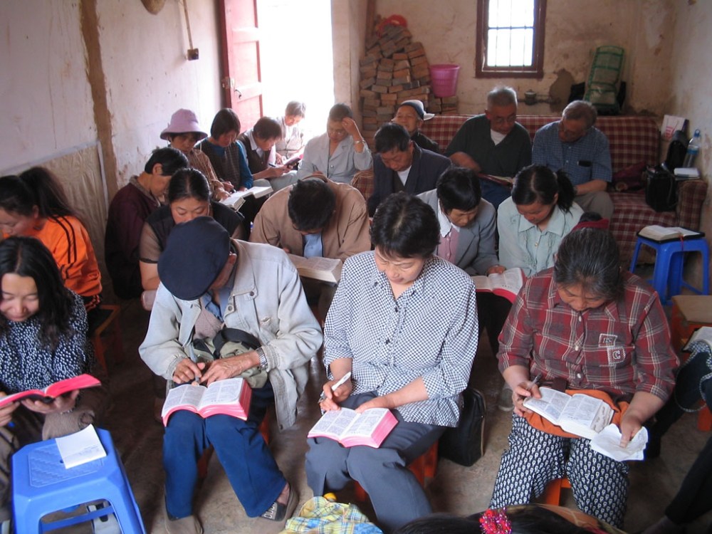 chinese-christians-reading-bible-china-house-church-2005